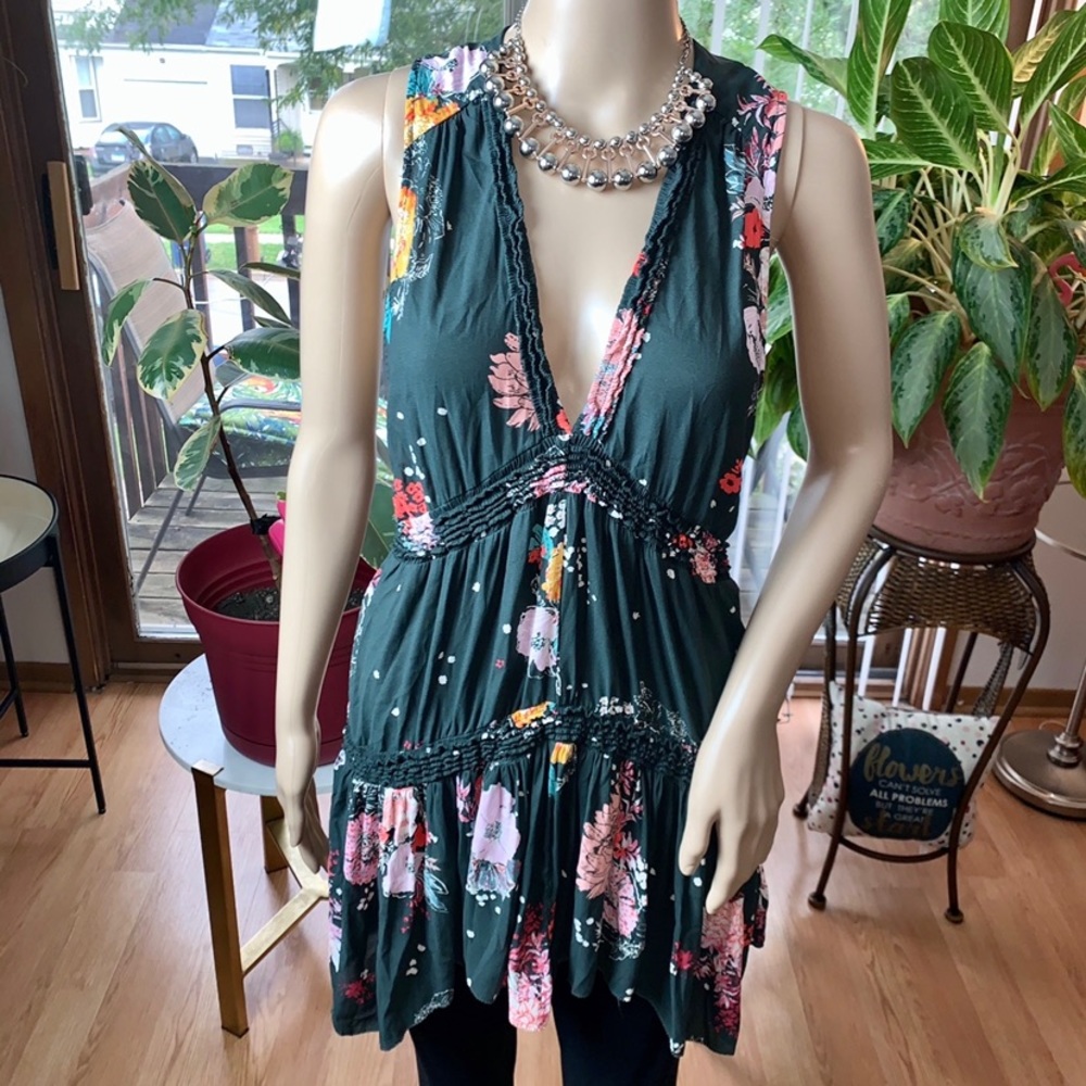 Free People Floral Sleeveless Shirt🤍